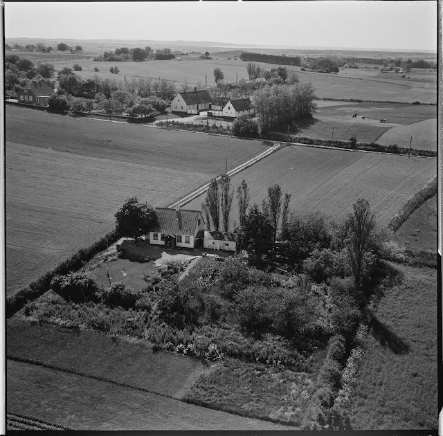 Historisk luftfoto af bygningerne ved Stårup Skole omkring 1950