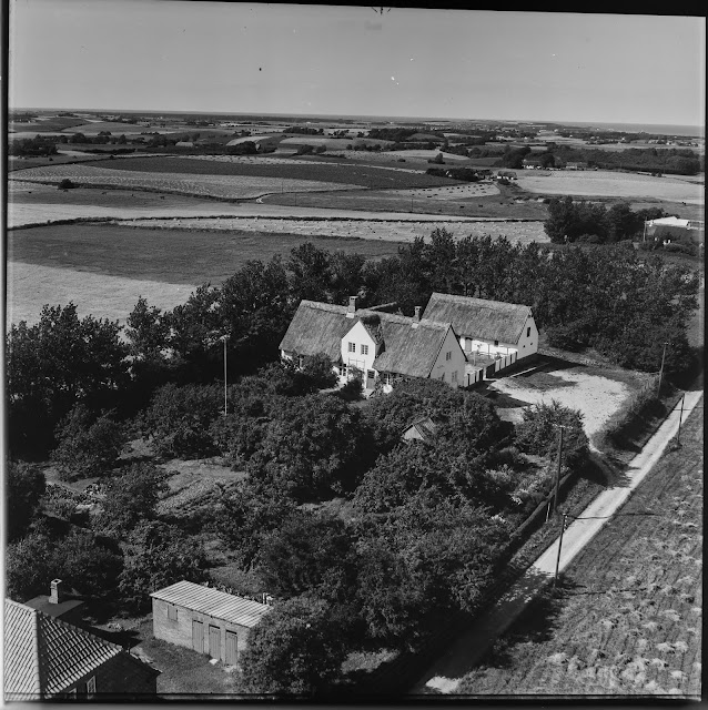 Stårup Skole og de omkringliggende bygninger set fra luften omkring 1950